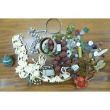 Miscellaneous costume jewellery and other small collectable items OS1