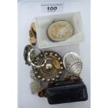 Items of personal ornament: to include a 9ct gold brooch with foliate ornament boxed 11