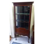 A 1920s crossbanded mahogany display cabinet with a single glazed, panelled door,