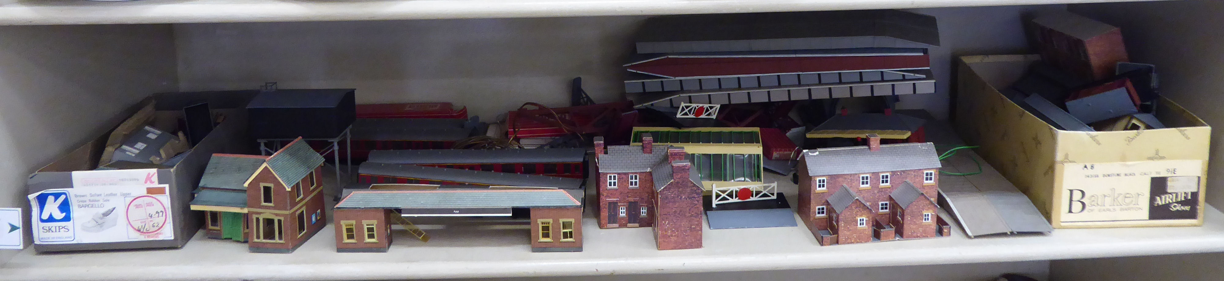 Hornby Dublo and other model locomotives and track accessories OS8