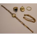 Various 9ct gold items of personal ornament: to include a bi-coloured twist ring link and an oval