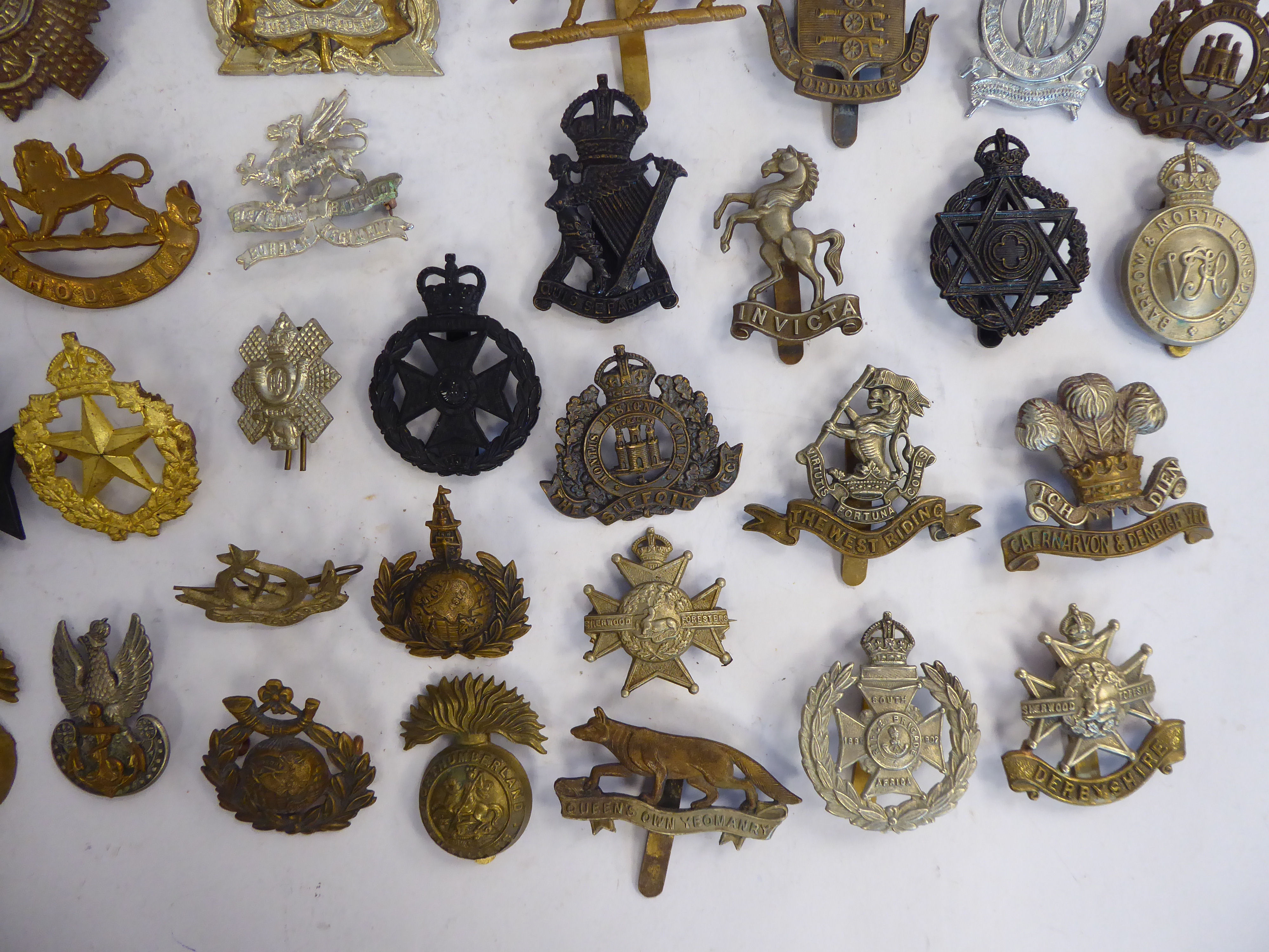 Approx fifty military cap badges and other insignia, - Image 4 of 5