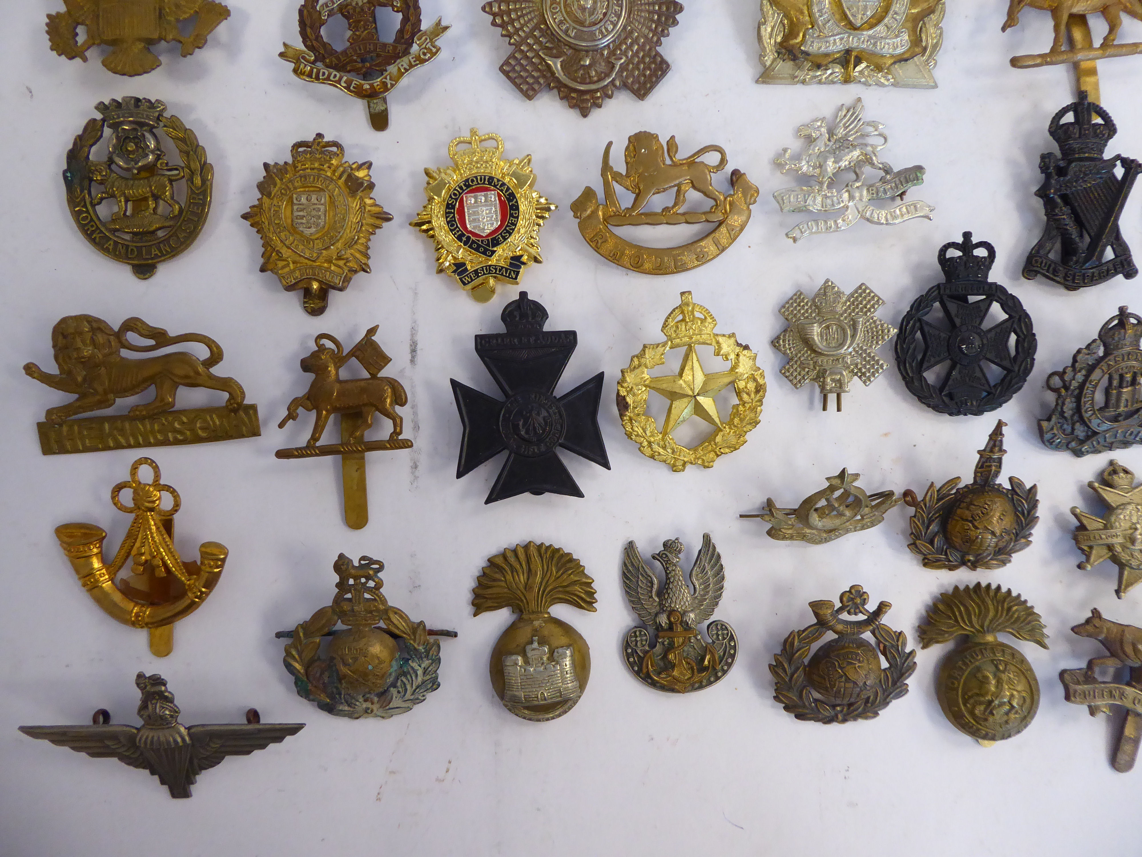 Approx fifty military cap badges and other insignia, - Image 5 of 5