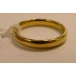 An 18ct gold wedding ring 11