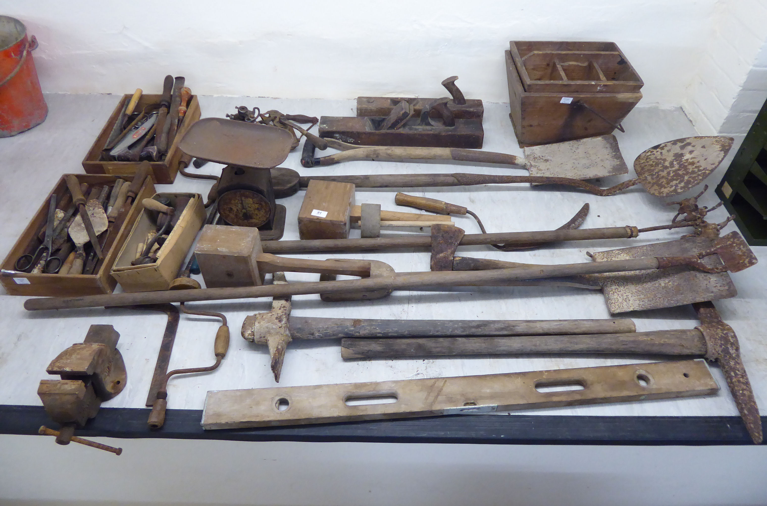 Miscellaneous domestic 'vintage' handtools: to include spades,