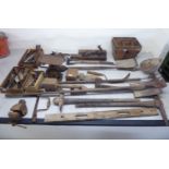 Miscellaneous domestic 'vintage' handtools: to include spades,