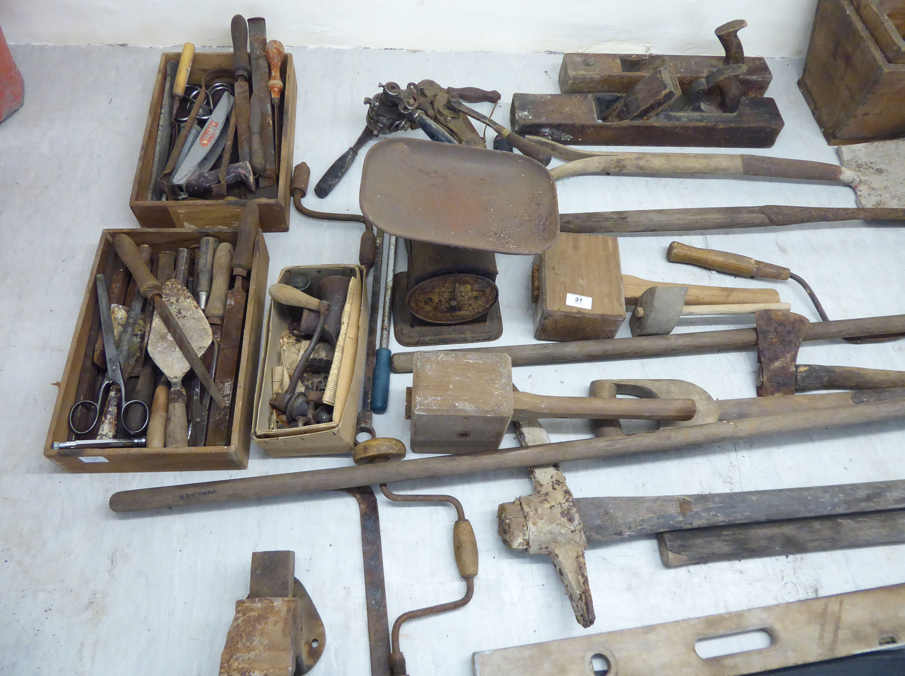 Miscellaneous domestic 'vintage' handtools: to include spades, - Image 2 of 3