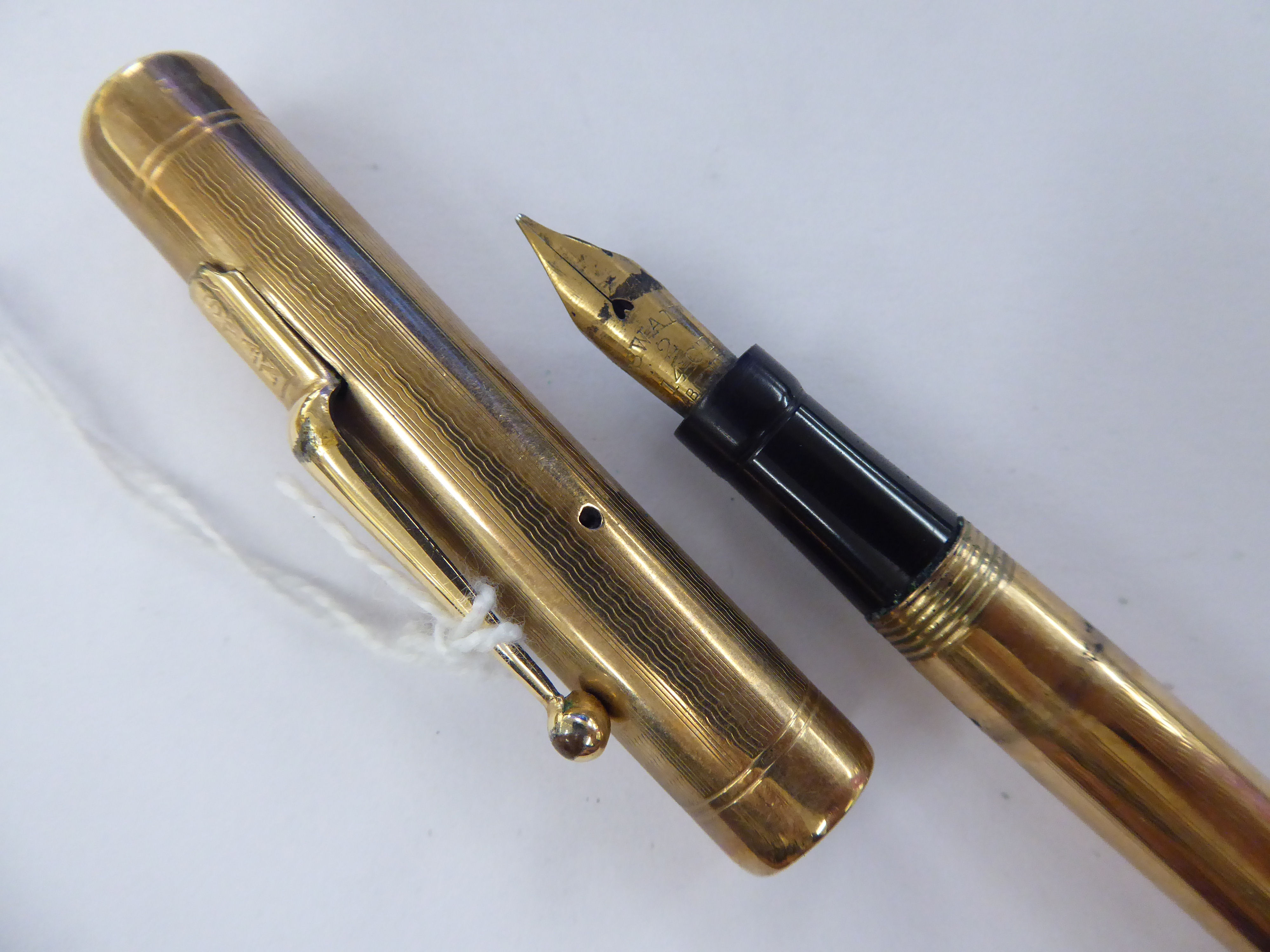 A Swan engine turned 9ct gold cased fountain pen with a 14ct nib 11 - Image 2 of 2