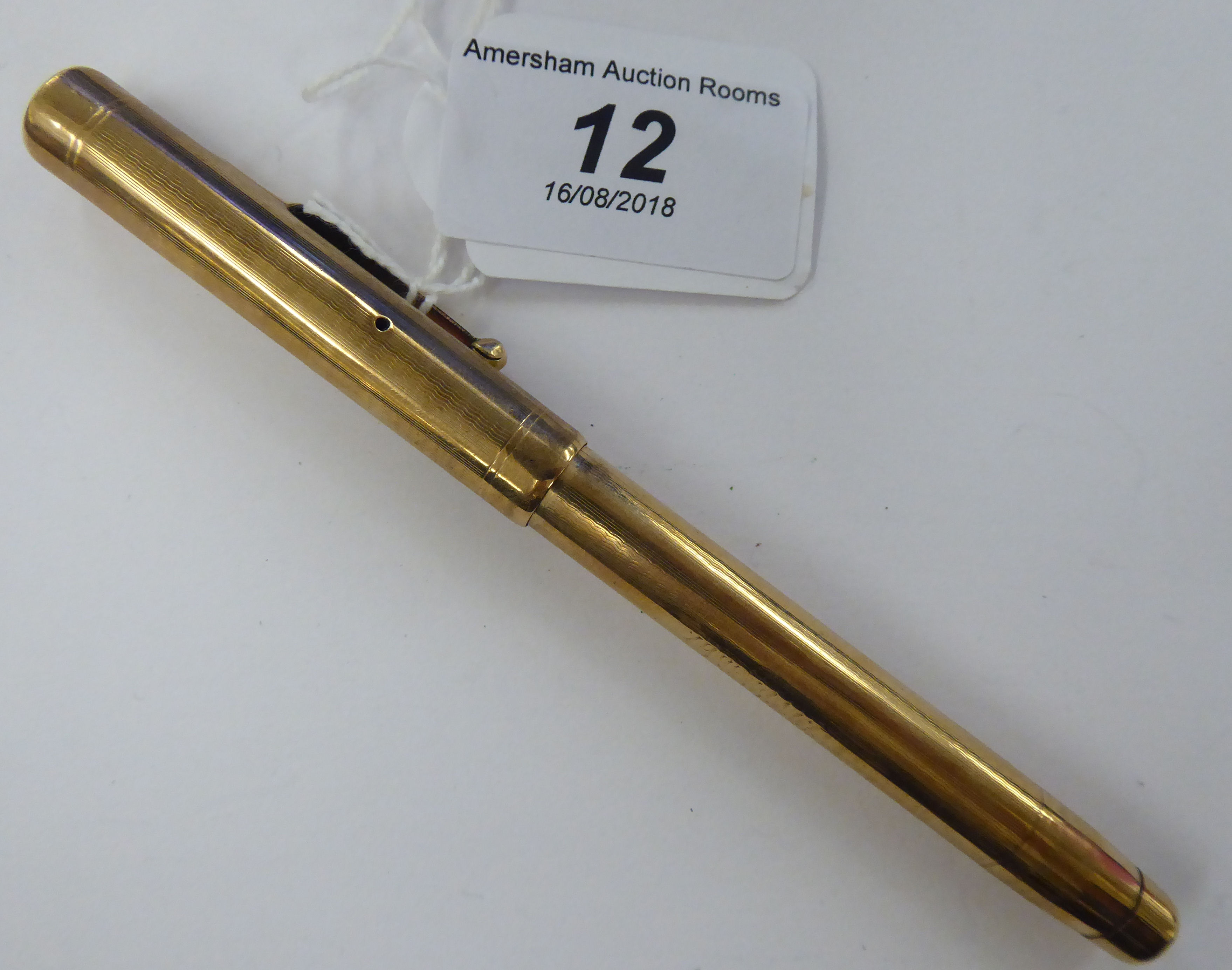 A Swan engine turned 9ct gold cased fountain pen with a 14ct nib 11