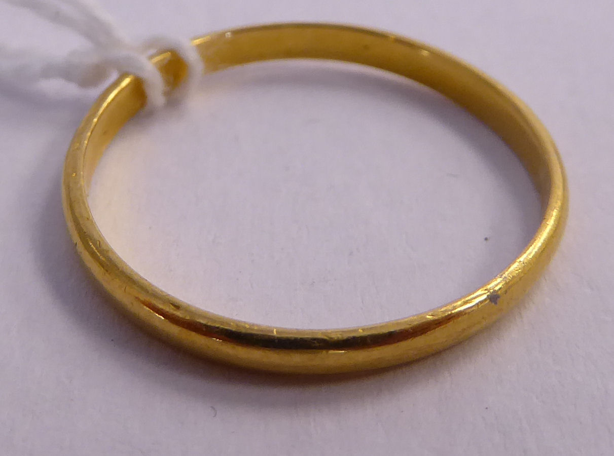 A 22ct gold wedding ring 11