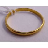 A 22ct gold wedding ring 11