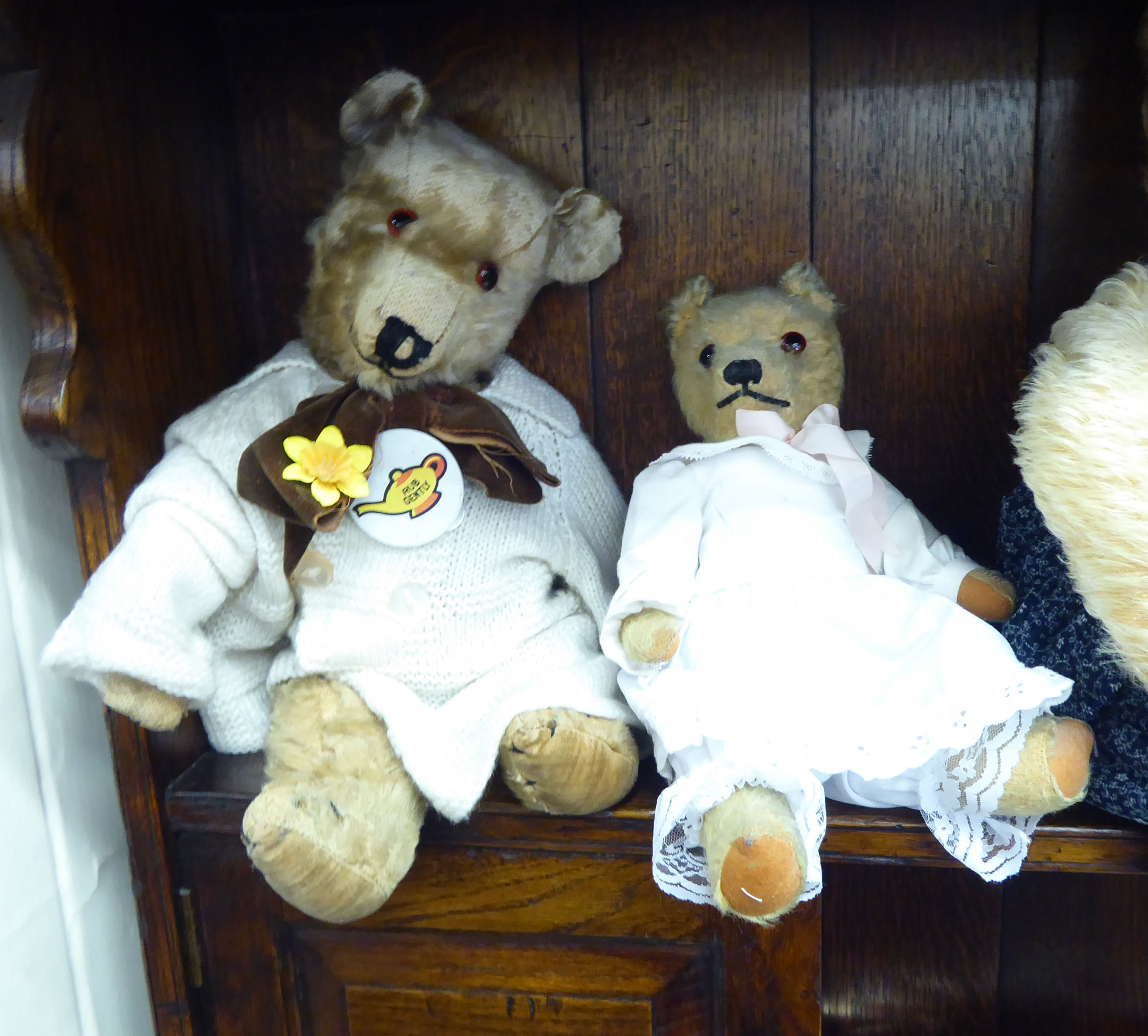 'Vintage' Teddy bears: to include a 1930s beige mohair example with mobile limbs 13''h RSM - Image 2 of 3