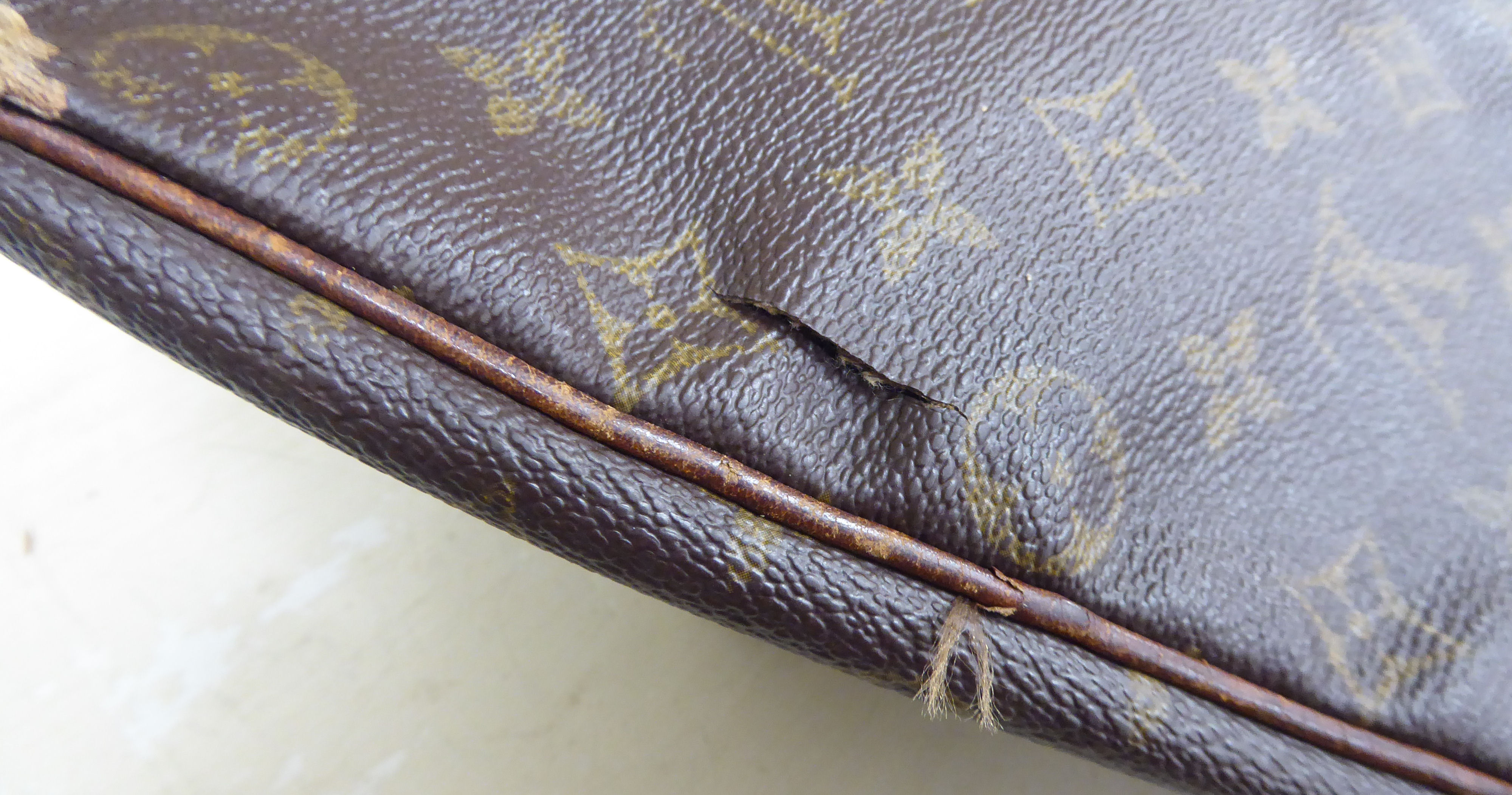 A Louis Vuitton leather holdall/handbag with a zipped opening, - Image 5 of 6