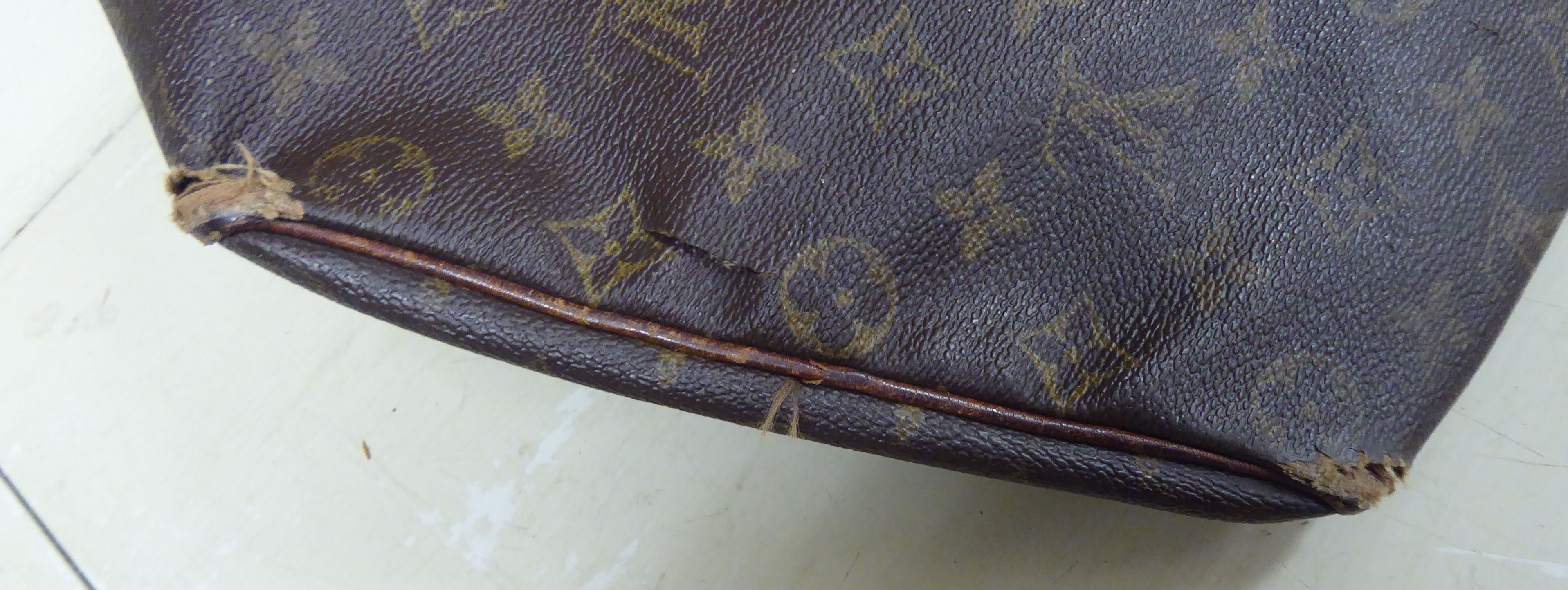 A Louis Vuitton leather holdall/handbag with a zipped opening, - Image 4 of 6