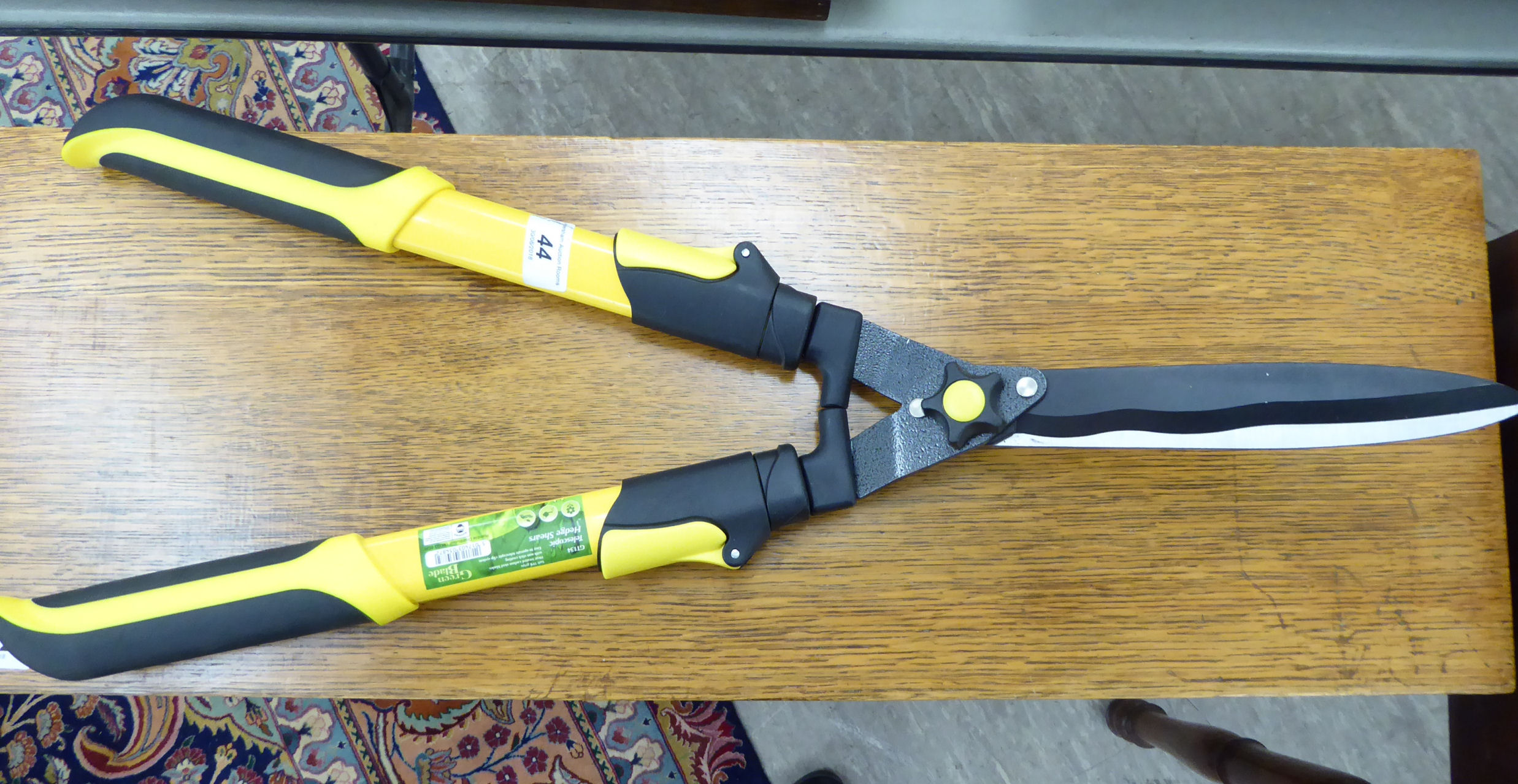 A pair of as new Green Blade telescopic garden shears CA