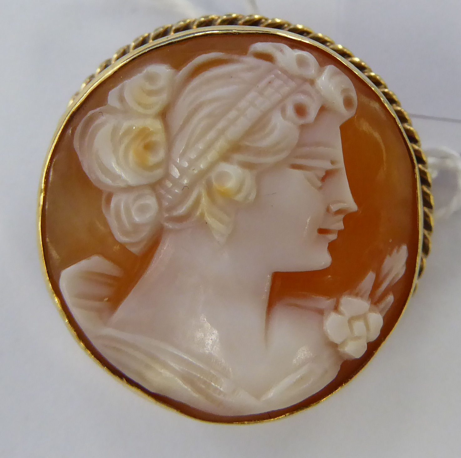 A 9ct gold cameo brooch 11