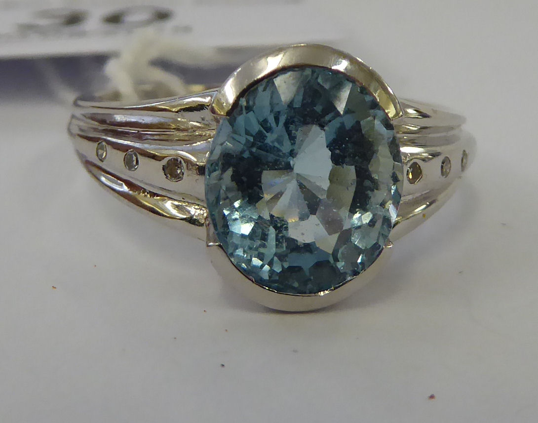 An 18ct white gold ring, set with an aquamarine,