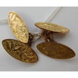A pair of 9ct gold oval cufflinks with engraved ornament 11