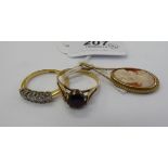 Gold coloured and yellow metal jewellery,