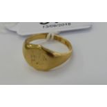 An 18ct gold signet ring 11