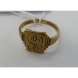 A 9ct gold signet ring 11