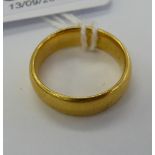 A 22ct gold wedding ring 11