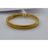 A 22ct gold ring 11