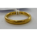 A 22ct gold ring 11