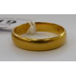 A 22ct gold ring 11