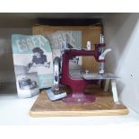 An early 20thC Essex miniature sewing machine boxed OS2
