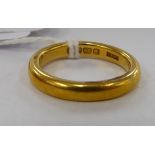 A 22ct gold ring 11