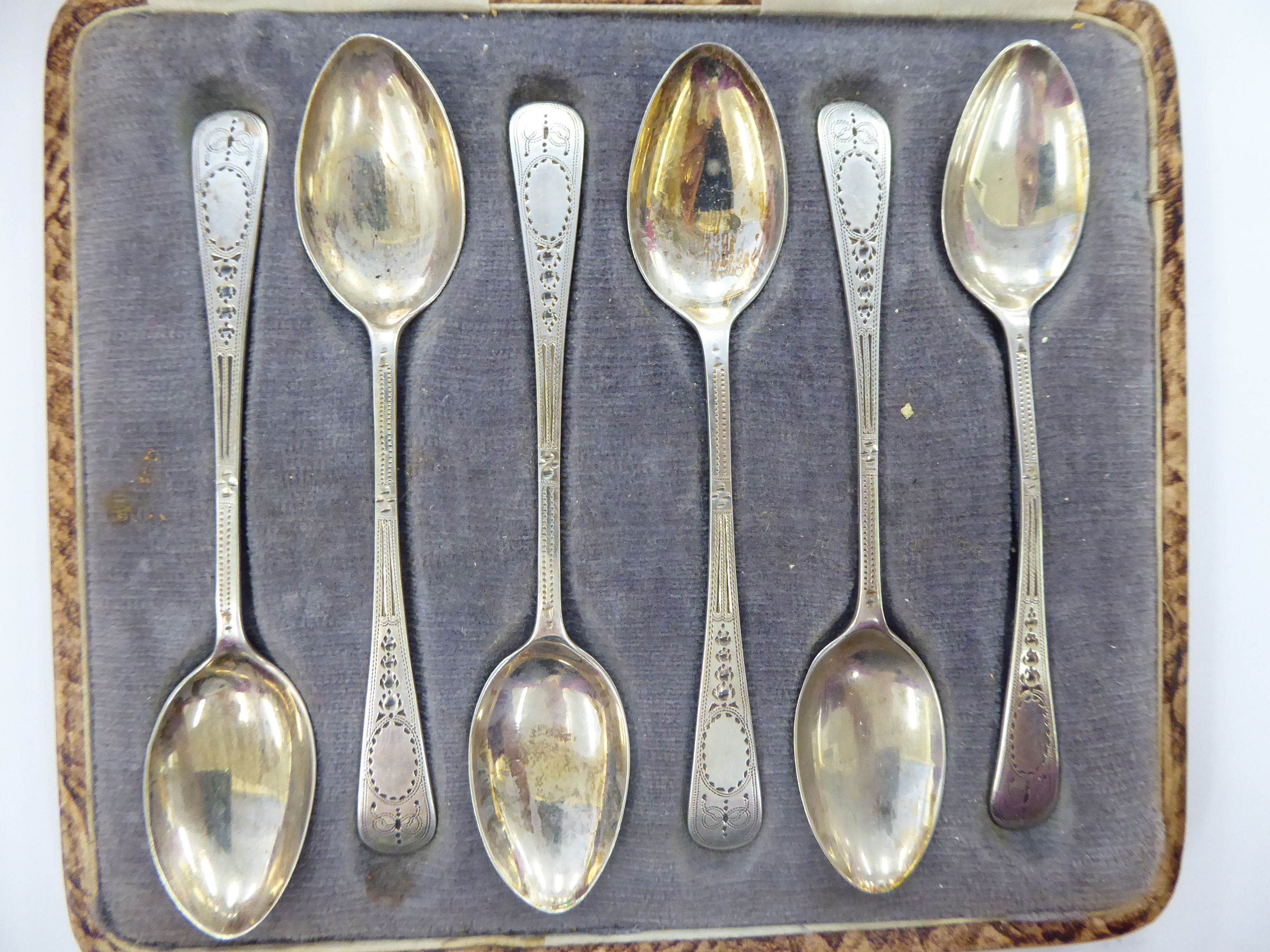 A set of six silver teaspoons London 1918 cased 11