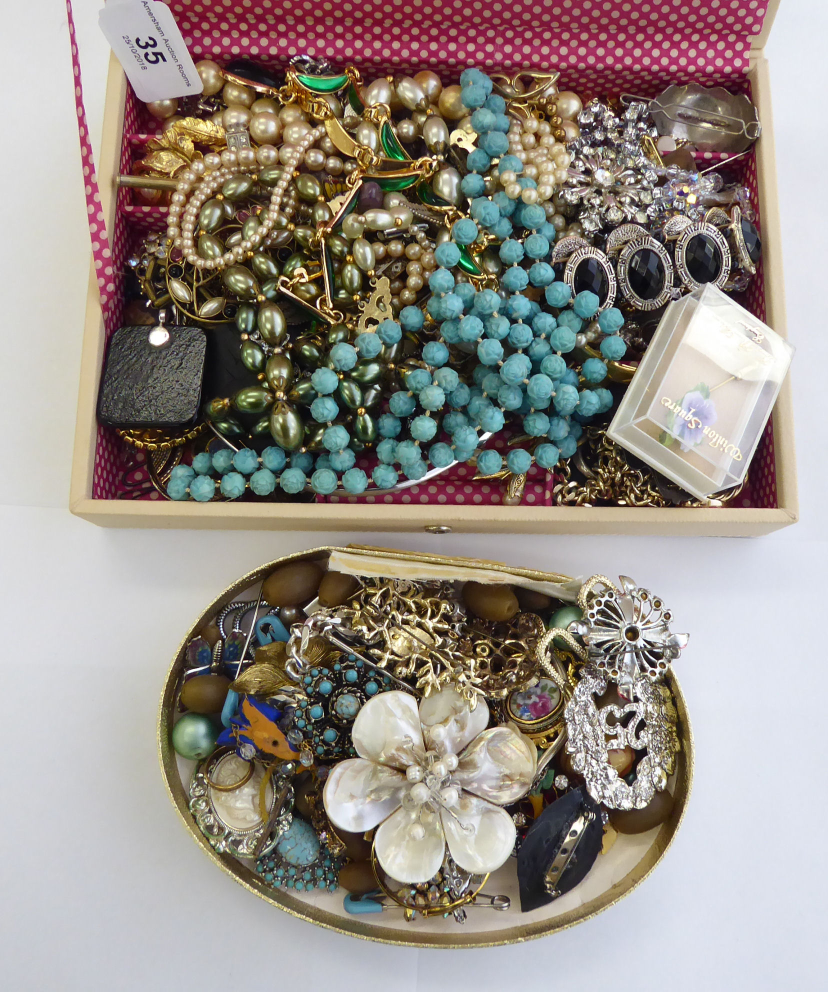 Costume jewellery: to include brooches,