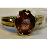 A 9ct gold single stone pink tourmaline set ring 11