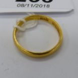 A 22ct gold wedding ring 11