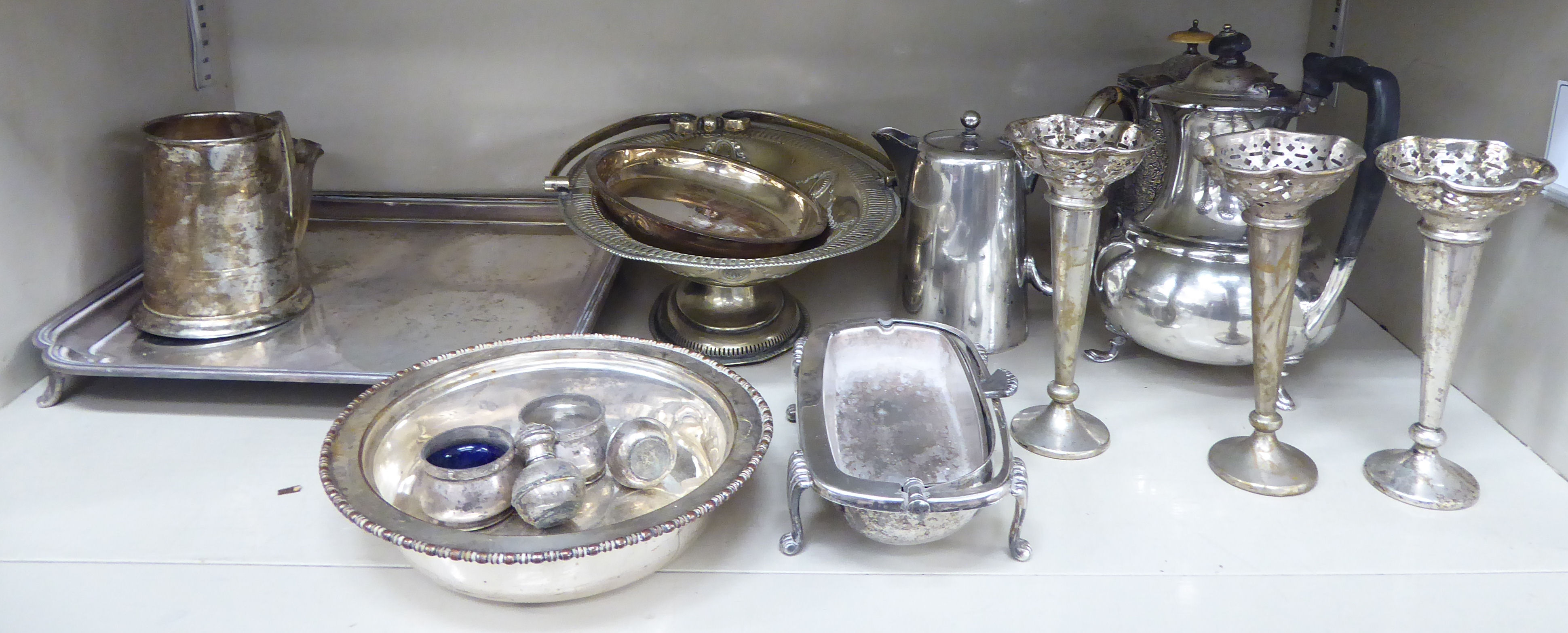 Silver plated tableware: to include an early 20thC serpentine outlined serving tray with a thumb