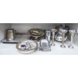 Silver plated tableware: to include an early 20thC serpentine outlined serving tray with a thumb