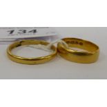 Two dissimilar 22ct gold wedding rings 11