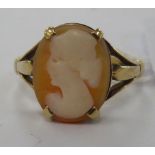 A 9ct gold cameo set ring 11