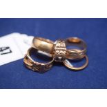 Three 9ct. yellow gold wedding bands; and two 9ct. yellow gold buckle pattern rings, 18.7grms.