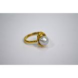 A single baroque cultured pearl ring, 9ct yellow gold,