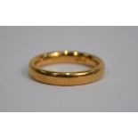 An 18ct yellow gold court style wedding band, approx 4.