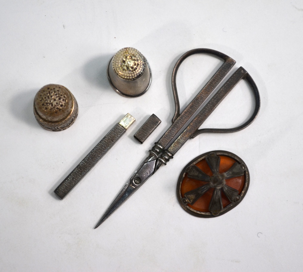 A leather-cased necessaire, containing a pair of silver mounted scissors and a needle-case, - Image 3 of 8