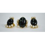 A dark green oval jade cabochon set ring, with pearls either side, to/w matching screw earrings,