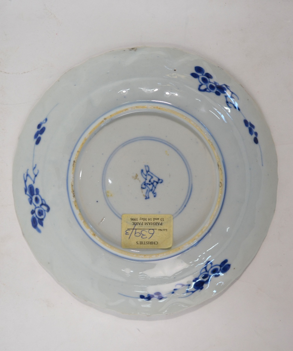 A Chinese blue and white dish, decorated with a central panel of a flower arrangement, 20. - Image 4 of 4