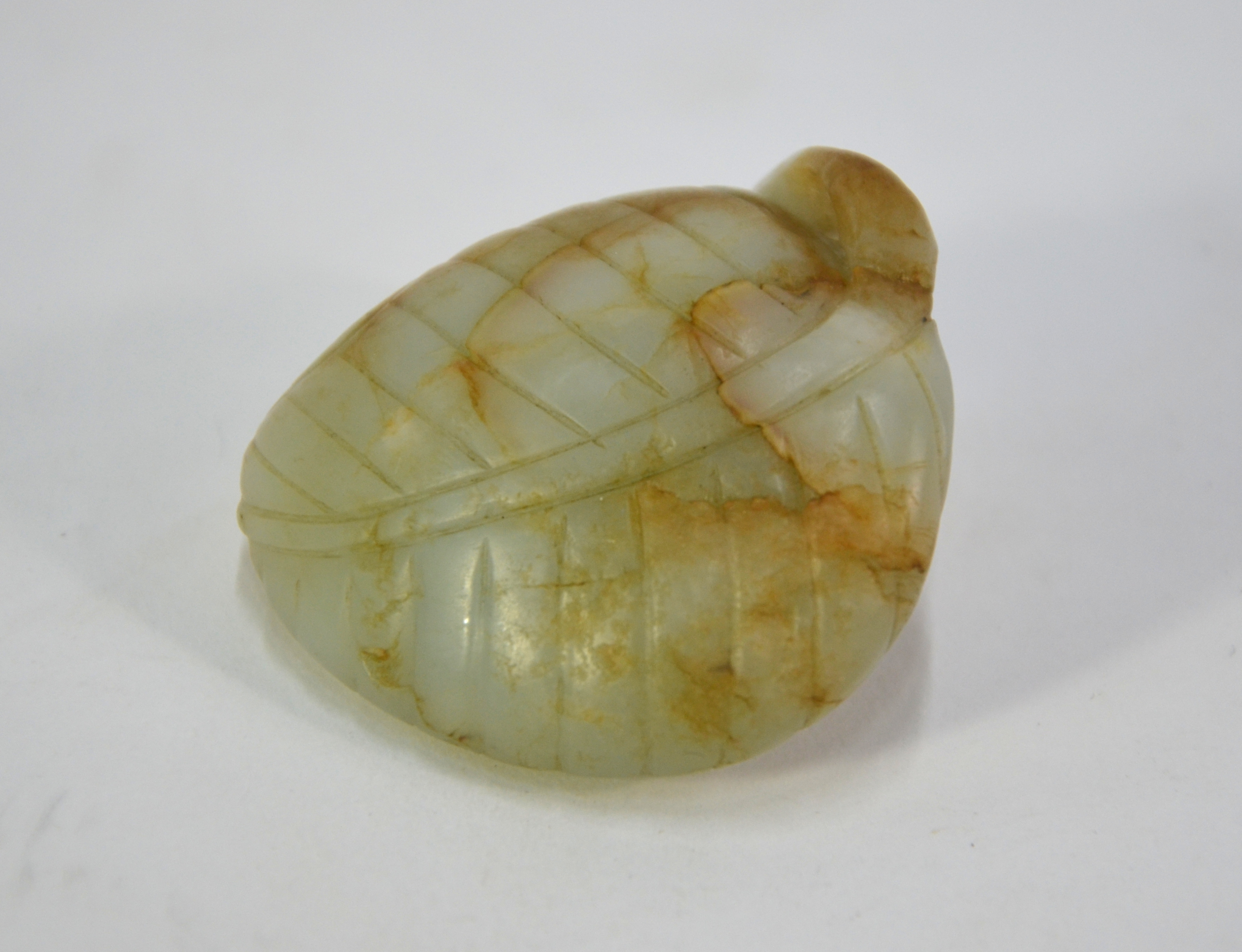 A mottled green jade carving of a coiled cat, curled up on a leaf, 5.5 cm long; post Qing Dynasty - Image 4 of 5