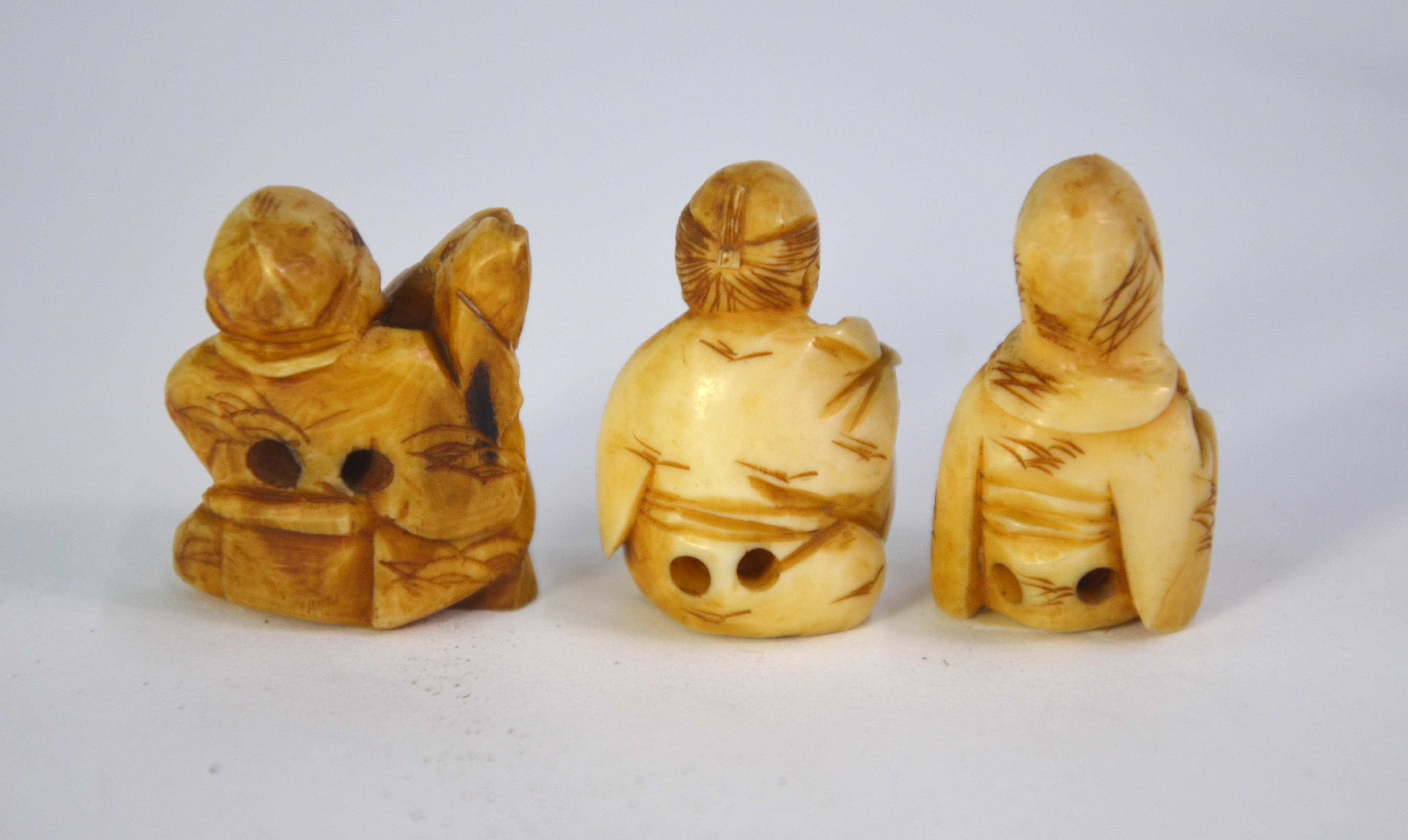 Seven ivory netsuke, including: one of Jurojin holding a makemono; and one of Gama Sennin holding - Image 4 of 9