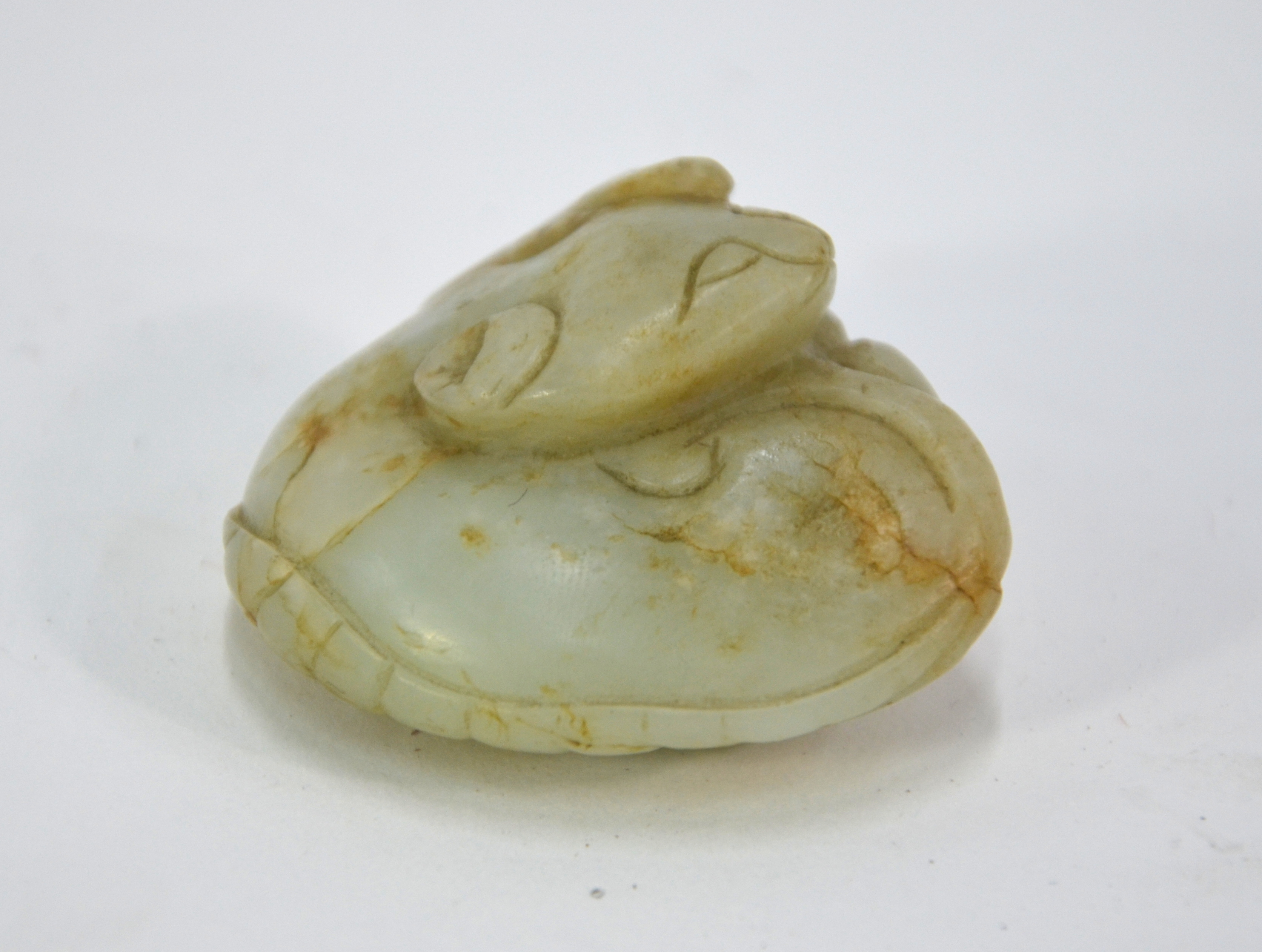 A mottled green jade carving of a coiled cat, curled up on a leaf, 5.5 cm long; post Qing Dynasty - Image 2 of 5