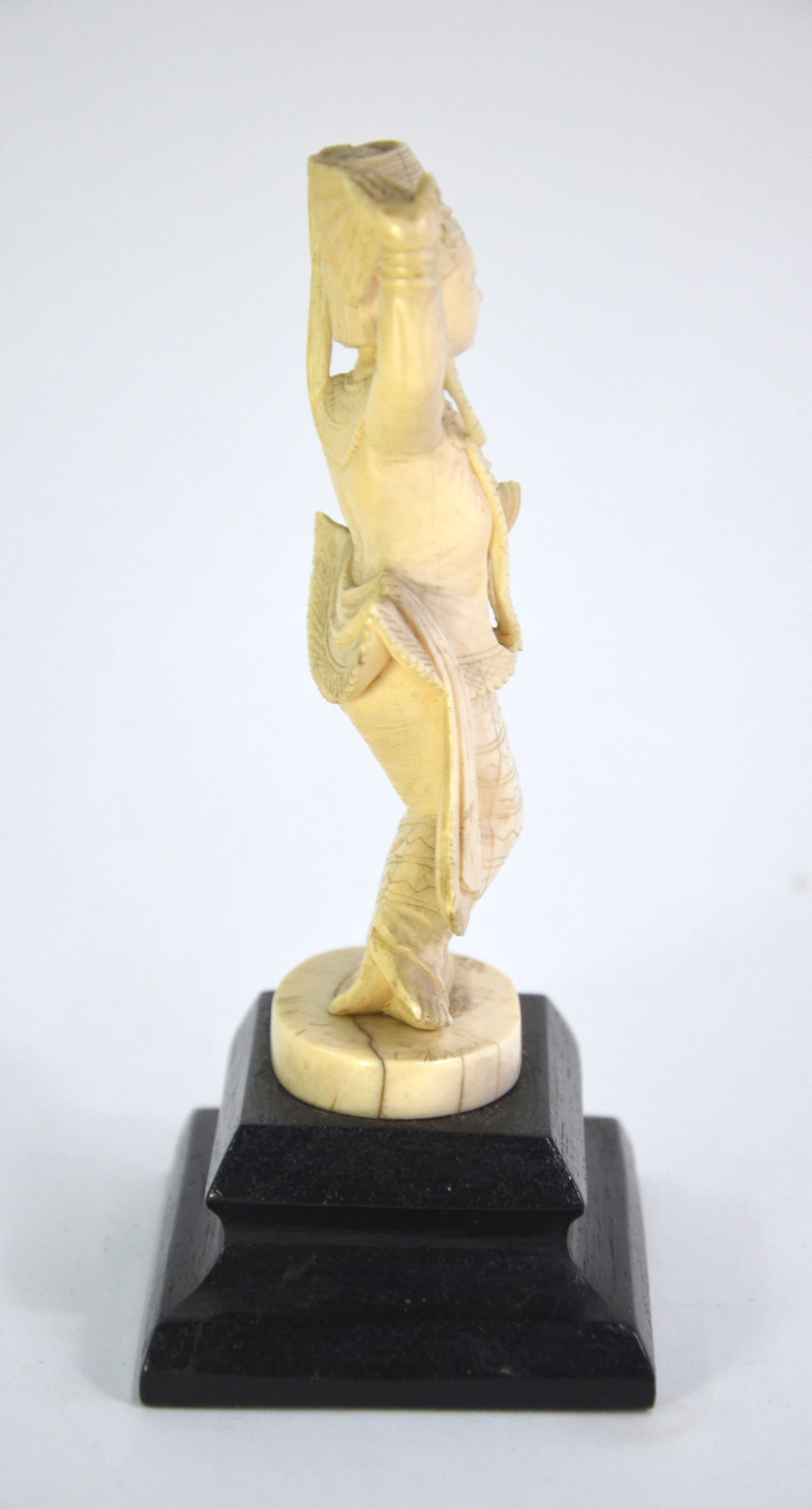 Two Burmese or other South East Asian ivory figures; each one carved as a dancer, the taller 18 cm - Image 3 of 10