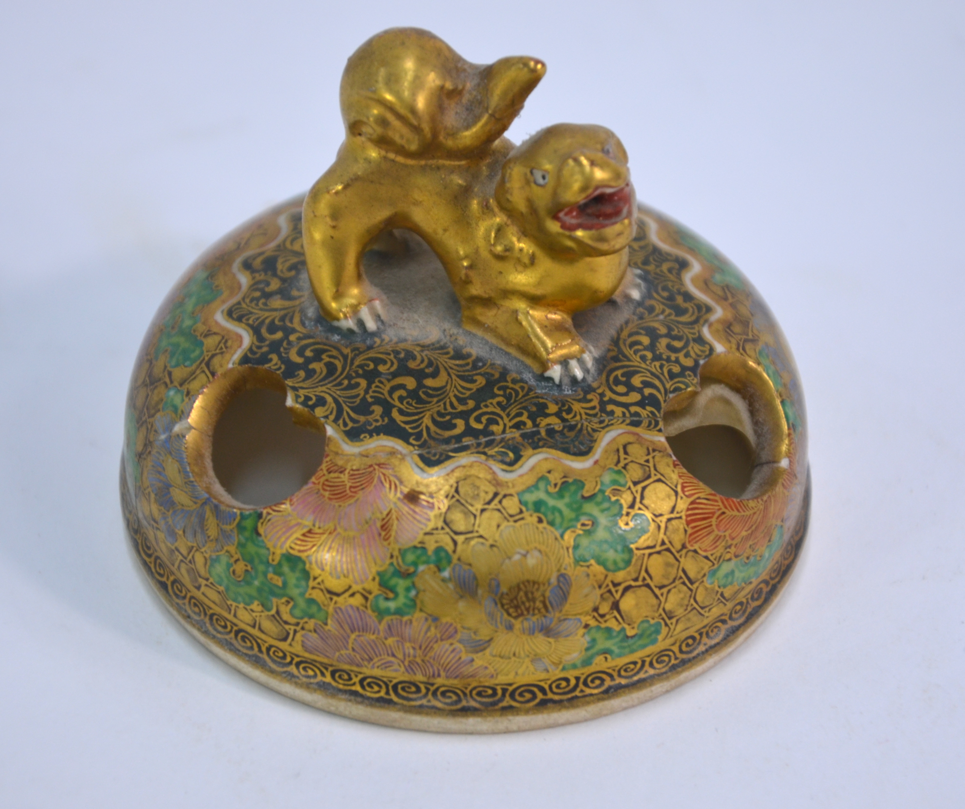 A Satsuma koro with pierced domed cover and karashishi finial; decorated in gilt and colours with - Image 9 of 9